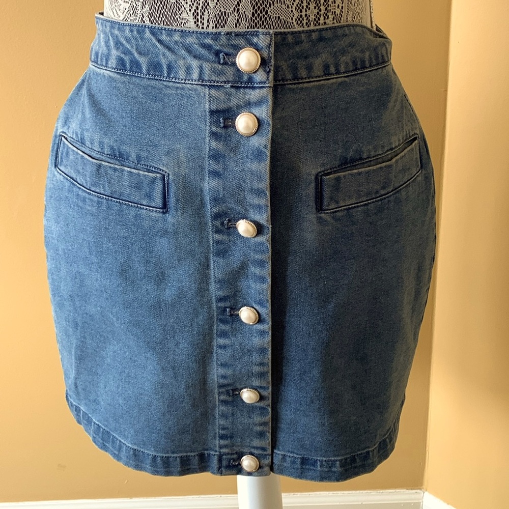 NWT HOUSE OF HARLOW DENIM SKIRT W/PEARL DETAIL BUTTONS